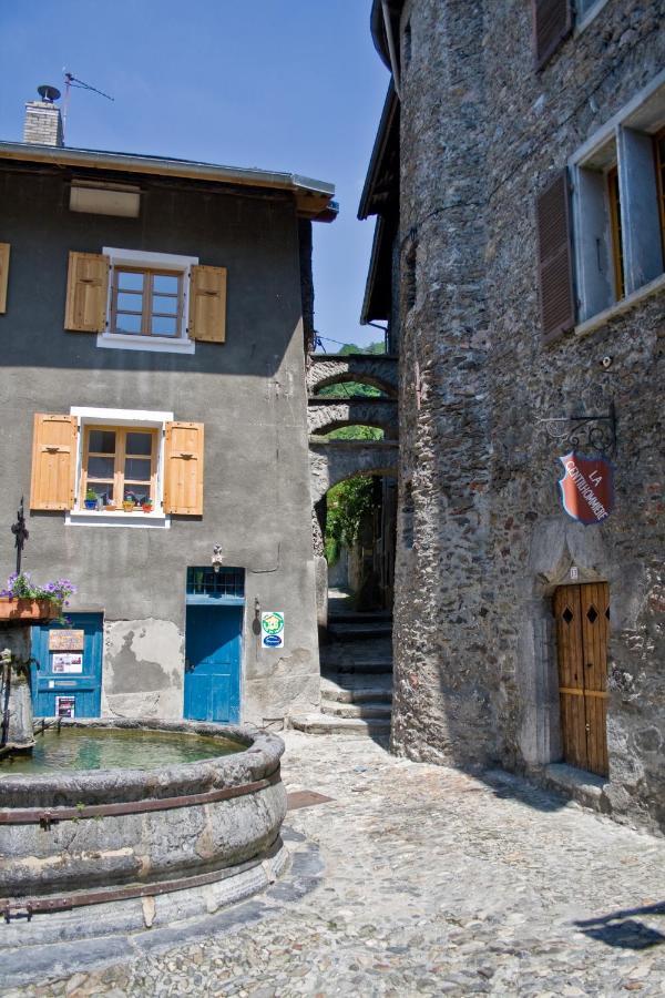 Au Cheval Blanc - Appartements Et Chambres D'Hotes Albertville Dış mekan fotoğraf